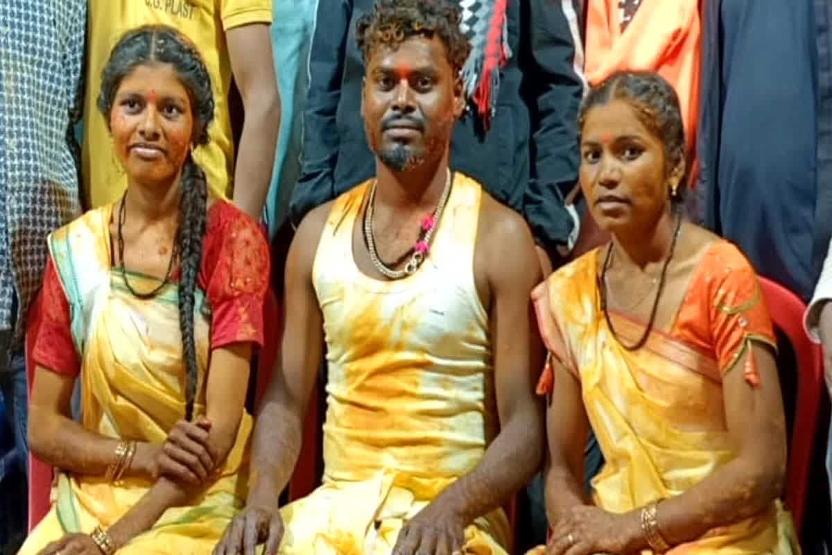 Keshkal Unique Wedding News : छत्तीसगढ़ की इस ज़िले में हुई अतरंगी शादी ने उड़ाए सबके होश! एक साथ दो दुल्हनों से रचाए सात फेरे, देखें वायरल वीडियो