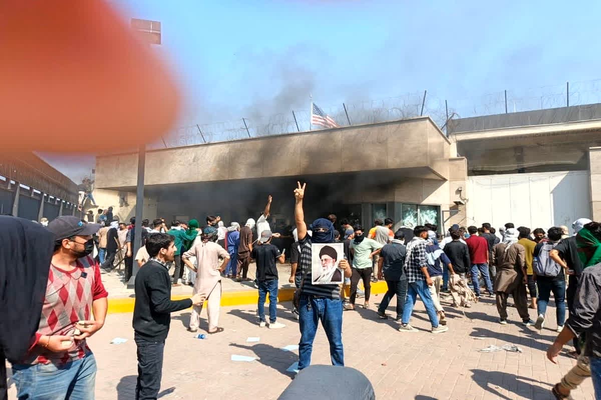 Pakistan Protest Iran Leader Death: खामेनेई की मौत के बाद पकिस्तान में बवाल! भीड़ ने US दूतावास में लगाई आग, कराची की सड़कों पर बिगड़े हालात, देखें वीडियो