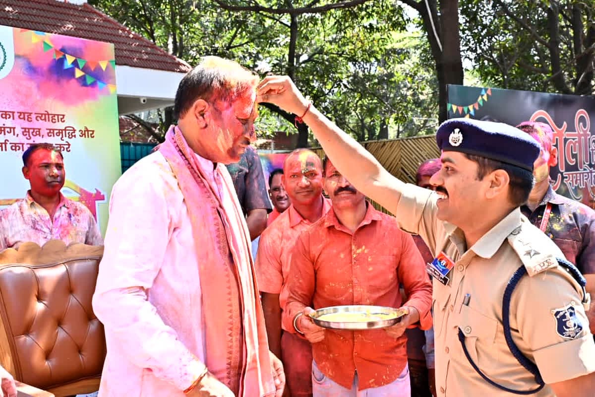 Vishnu Deo Sai Holi Celebration: मुख्यमंत्री निवास में रंगों की बहार! सीएम विष्णु देव साय ने अधिकारियों-कर्मचारियों संग खेली होली, प्रदेशवासियों को दी शुभकामनाएं