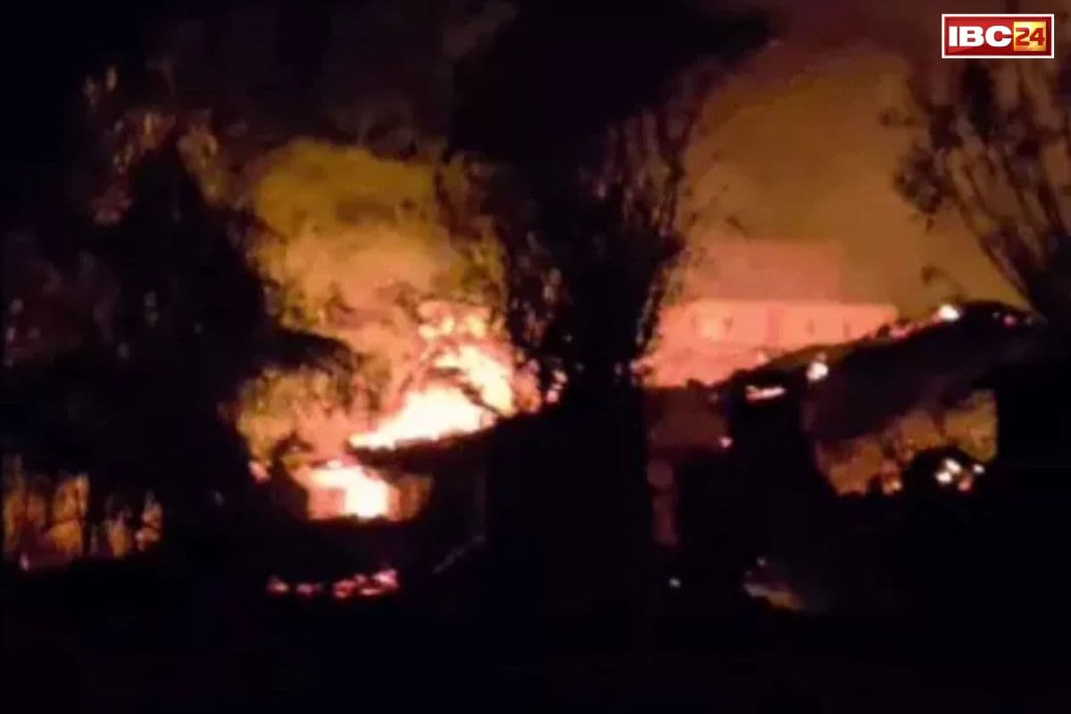 Banswara Violence Latest News: युवक की हत्या के बाद भारी बवाल.. उपद्रवियों ने 10 ज्यादा घरों को किया आग के हवाले, पुलिस के गाड़ियों में भी तोड़फोड़