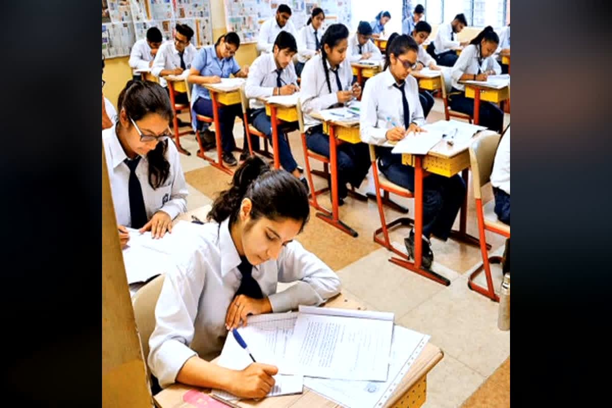 CGBSE Class 10th-12th Result: बोर्ड रिजल्ट में इन सरकारी स्कूलों का दबदबा, 10वीं की मेरिट में इतने छात्रों ने बनाई जगह, बड़े प्राइवेट विद्यालयों को छोड़ा पीछे