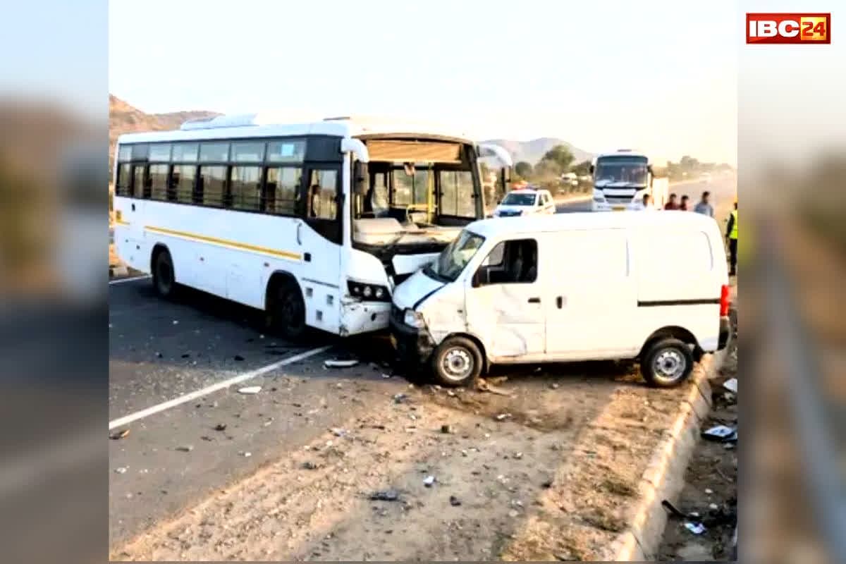 Gujarat Sabarkantha Road Acciddent: सामने से आ रही वैन से जा भिड़ी ट्रक.. सड़क पर ही बिछ गई लाशें, यहां हुआ दर्दनाक हादसा, मची चीख-पुकार..