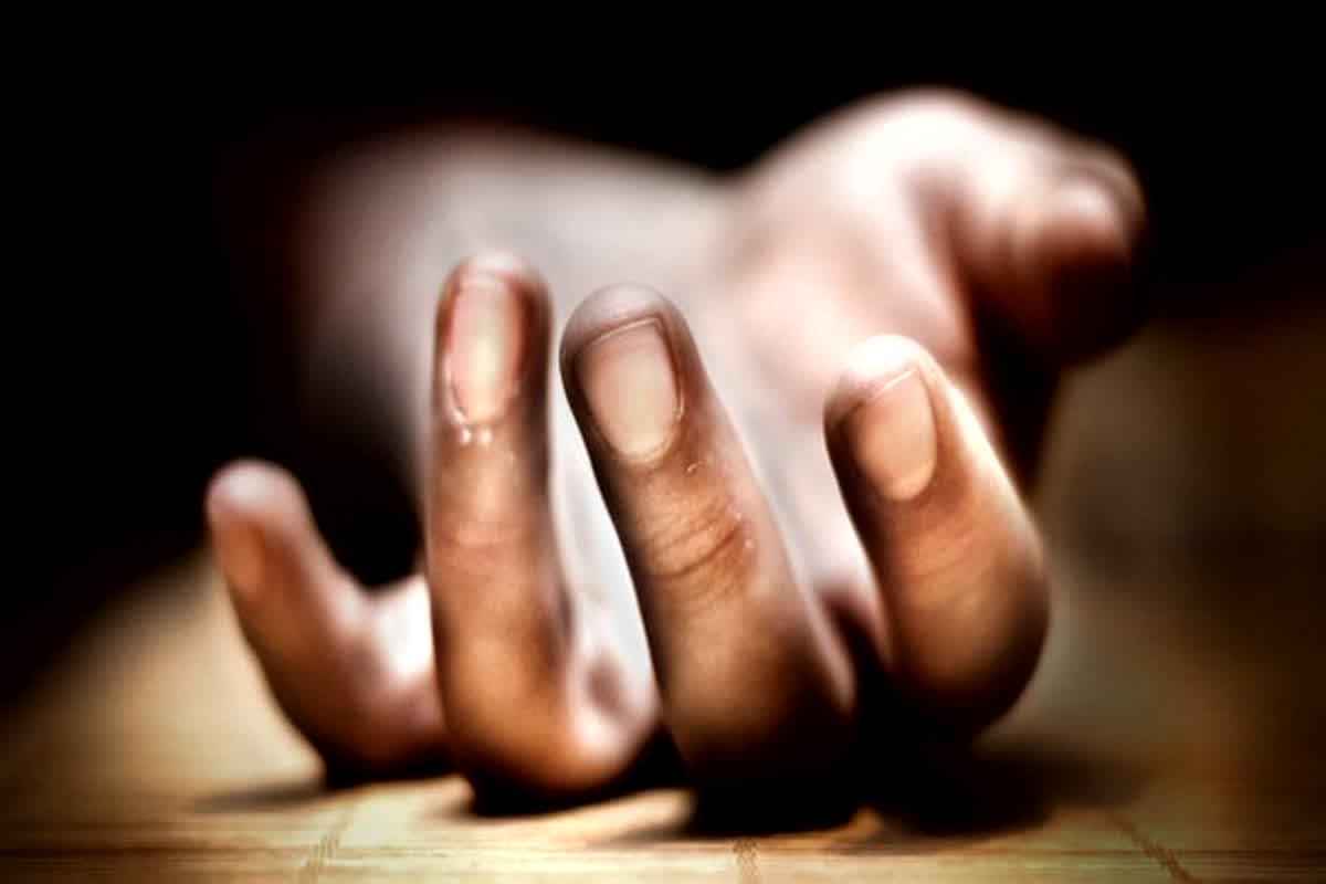 UP Crime News: जुड़वा बेटियों के साथ पिता ने किया खौफनाक कांड, खून से लथपथ मिली बच्चियां, आरोपी को पुलिस ने किया गिरफ्तार