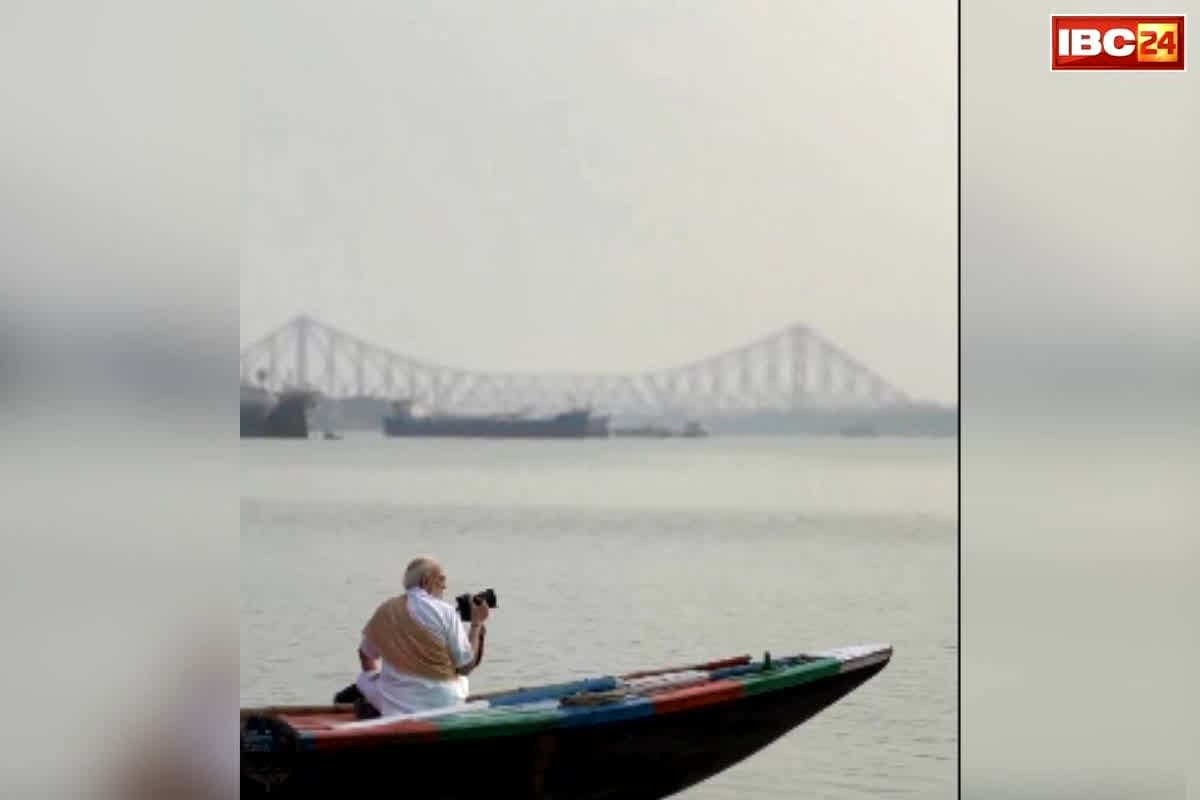 PM Modi Hooghly River: पीएम मोदी का अनोखा अंदाज, हुगली नदी में की नाव की सवारी, खींची ये खास तस्वीरें, देखें आप भी..