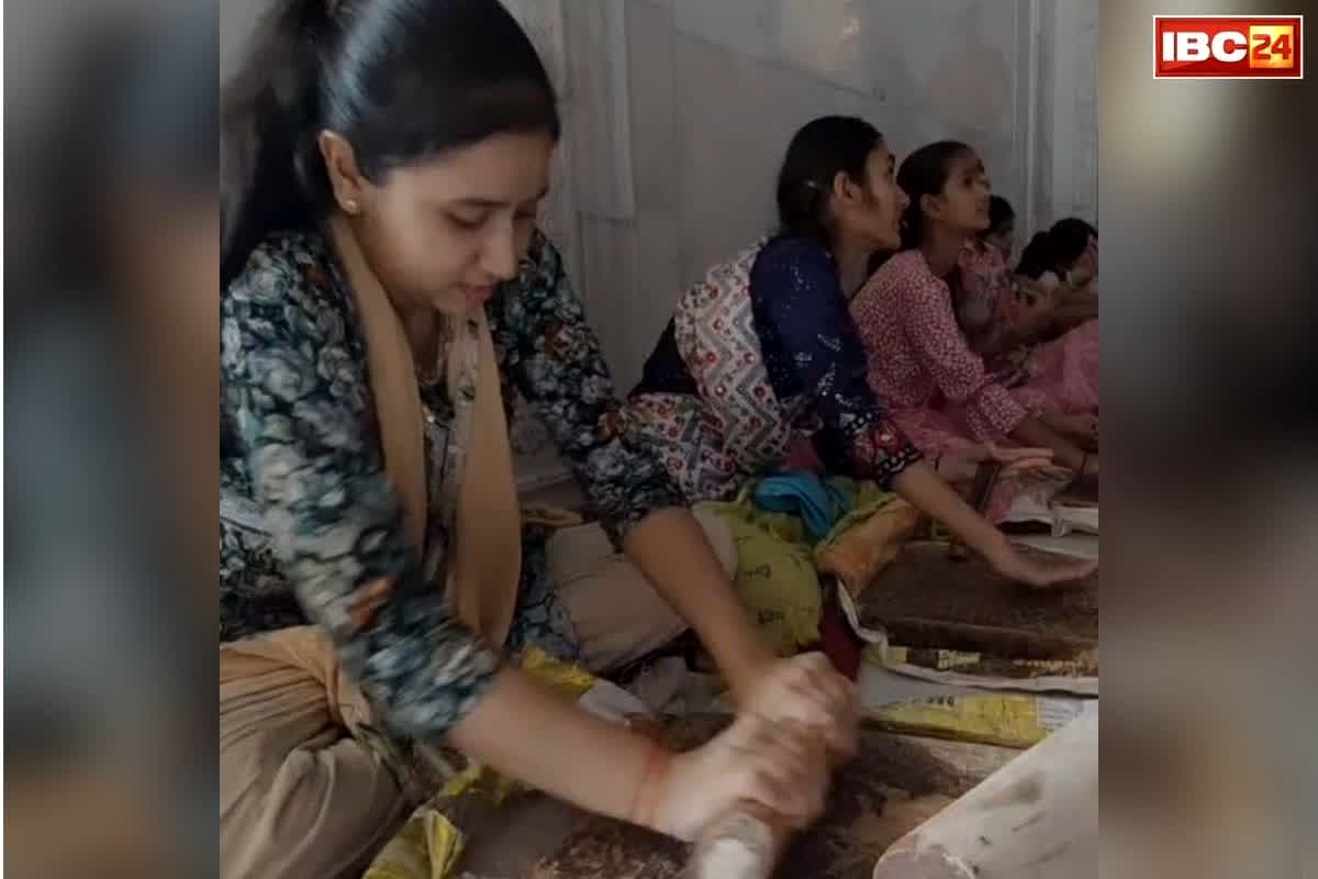 Mahakal Temple Summer Rituals: मंदिरों में दिखा आस्था का अनोखा रूप, भीषण गर्मी के बीच भगवान को ठंडक पहुंचाने के लिए हो रहे ये खास इंतजाम, सामने आया रोचक वीडियो