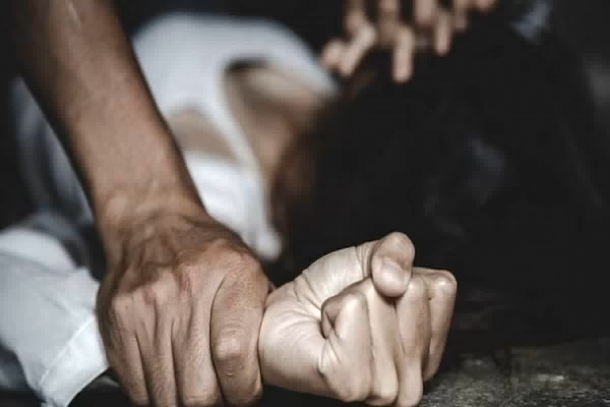 Chhattisgarh Crime News : नाबालिग के साथ हैवानियत की सारी हदें पार! आरोपी की धमकी ने दबा रखी थी सच्चाई, बच्ची की तबीयत बिगड़ते ही खुला पूरा राज