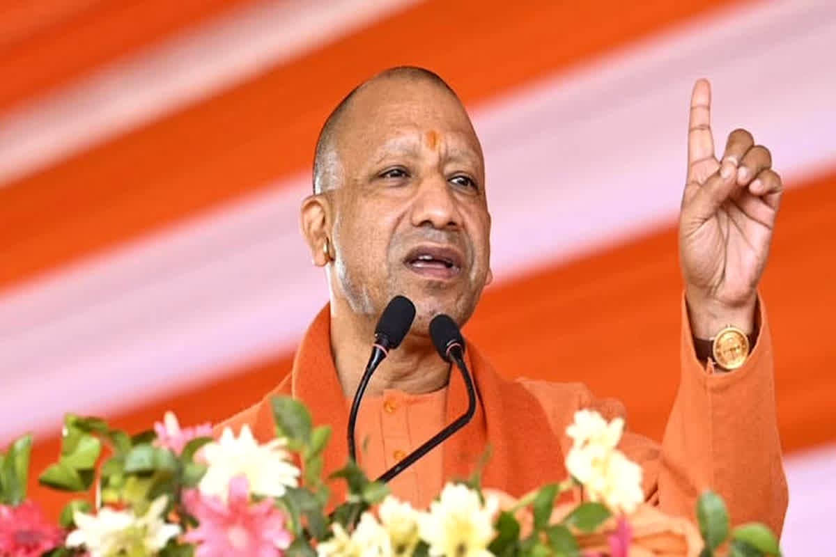 CM Yogi Adityanath News: हफ्ते में एक दिन अब इन वाहनों से सफर करेंगे यूपी के मंत्री, सीएम योगी ने दिए निर्देश, काफिले के वाहन को भी कम करने की अपील