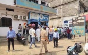 Singrauli Bank Loot Case: शहर के इस बड़े बैंक में दिनदहाड़े लूट, कैश और इतने करोड़ के जेवर लेकर भागे लूटेरे, इलाके में पुलिस बल तैनात