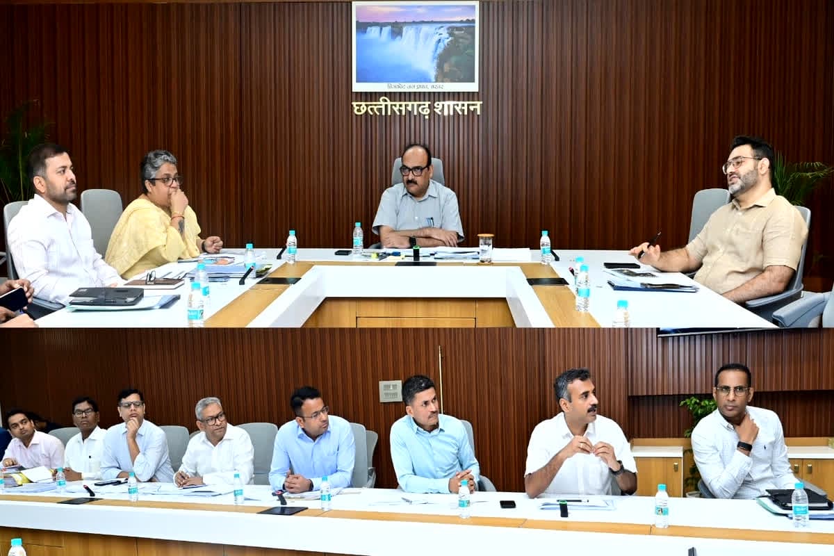 Chhattisgarh News: छत्तीसगढ़ में बनेगा डिजिटल लैंड बैंक! खाली पड़ी जमीनों का होगा व्यवस्थित विकास, CS ने कार्ययोजना तैयार करने के दिए निर्देश