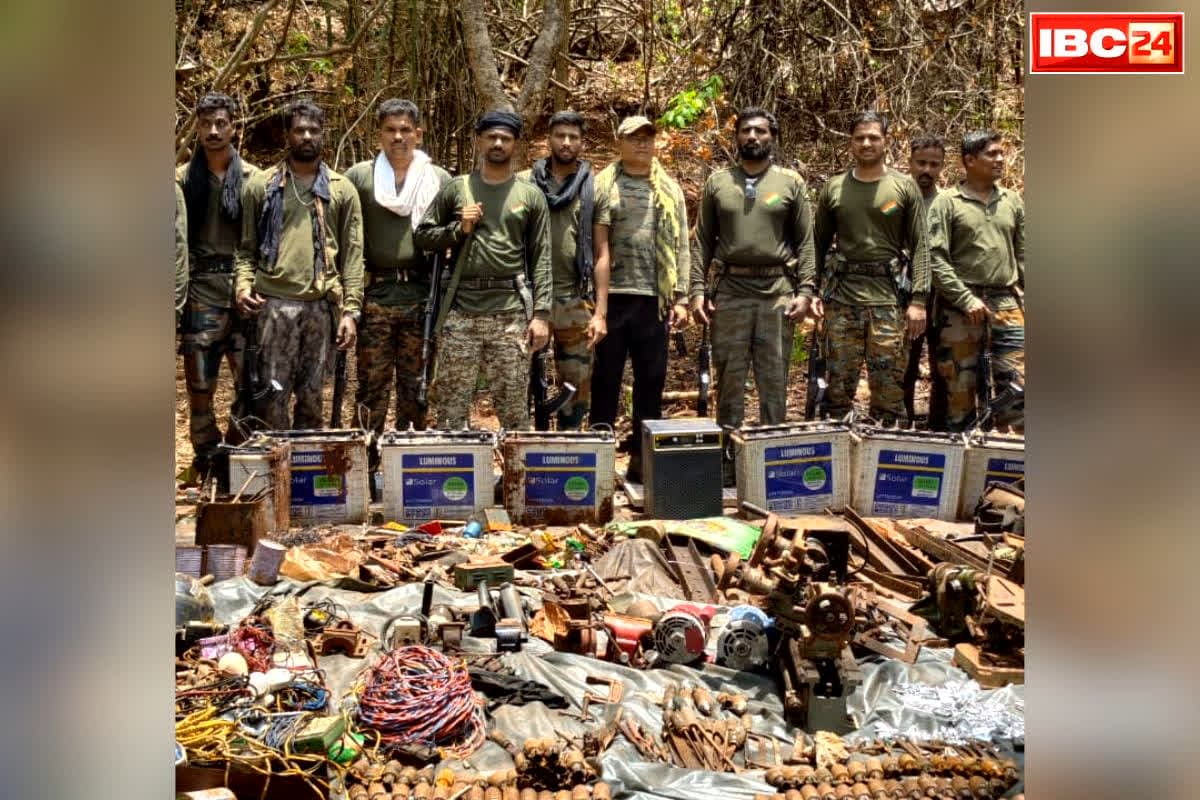 Naxalite Arms Dump Recovered: एंटी नक्सल मोर्चे पर पुलिस को मिली बड़ी कामयाबी.. बड़े पैमाने पर जंगल से जब्त हुए हथियार और विस्फोटक, जानें कैसे मिली थी डंपिंग की सूचना