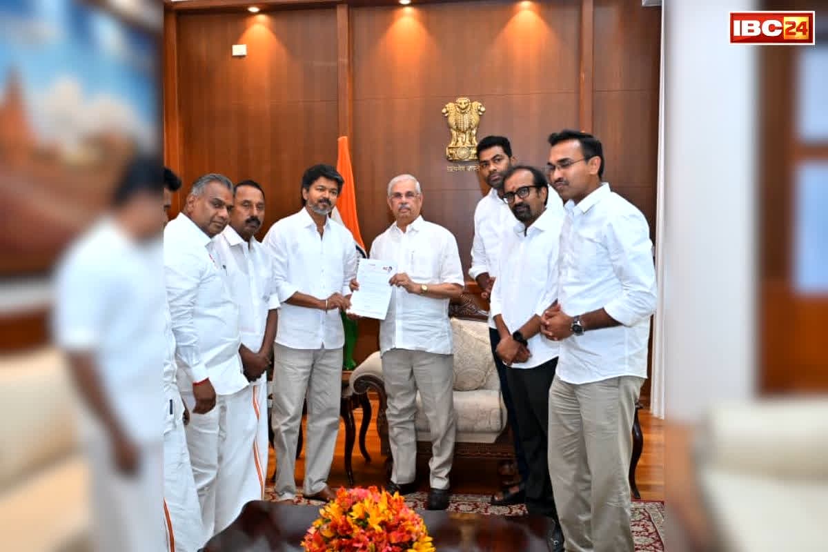 TVK Government in Tamil Nadu: तमिलनाडु में ख़त्म हुआ ‘स्टालिन युग’.. TVK प्रमुख ने राज्यपाल से भेंटकर पेश किया सरकार बनाने का दावा, मिला इनका साथ और समर्थन
