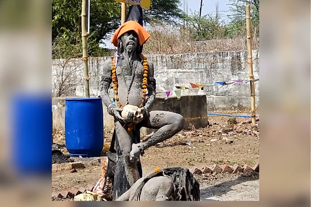 Ujjain Aghori News : हाथ में इंसान की खोपड़ी…एक पैर से खड़े होकर कर रहा साधना, 26 महीने से इस मनोकामना के लिए चल रही अघोरी की तपस्या