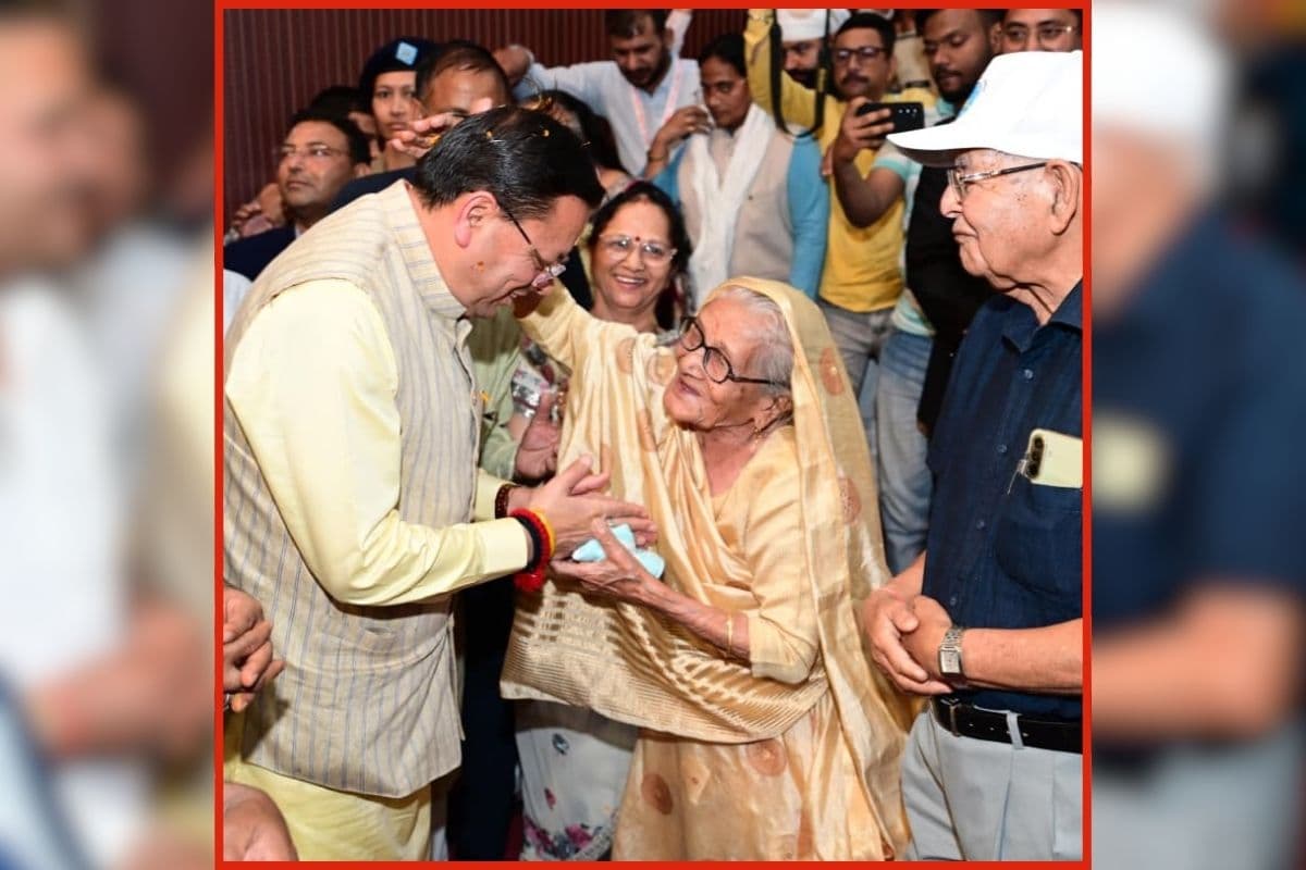 Uttarakhand Hindi News: वरिष्ठ नागरिक सम्मान समारोह में शामिल हुए सीएम धामी, बुजुर्गों का किया सम्मान, कहा-‘रुद्रपुर में बनेगा आधुनिक मॉडल वृद्धाश्रम’