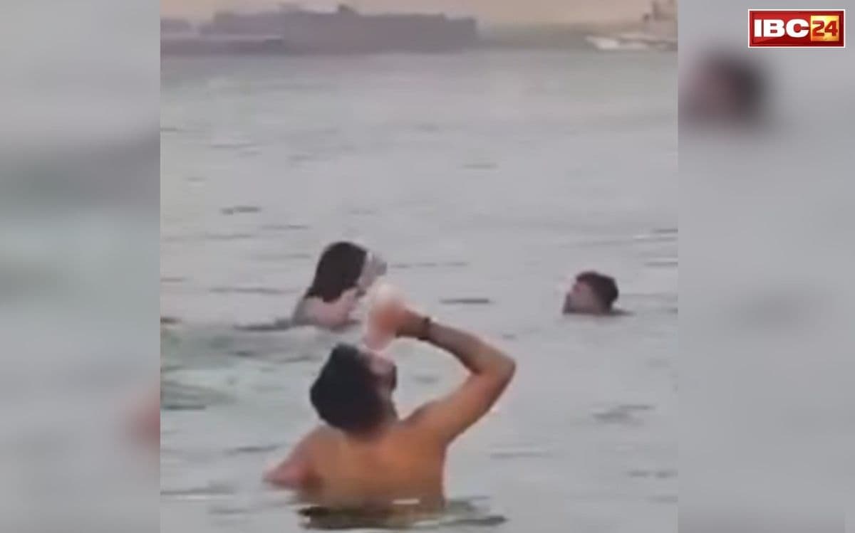 Varanasi Ganga River Beer Drinking Man: बनारस के अस्सी घाट पर गंगा नदी के बीच जनेऊ पहनकर बीयर पीते युवक का वीडियो वायरल, पूछे जाने पर कही ये बात, अब मचा बवाल