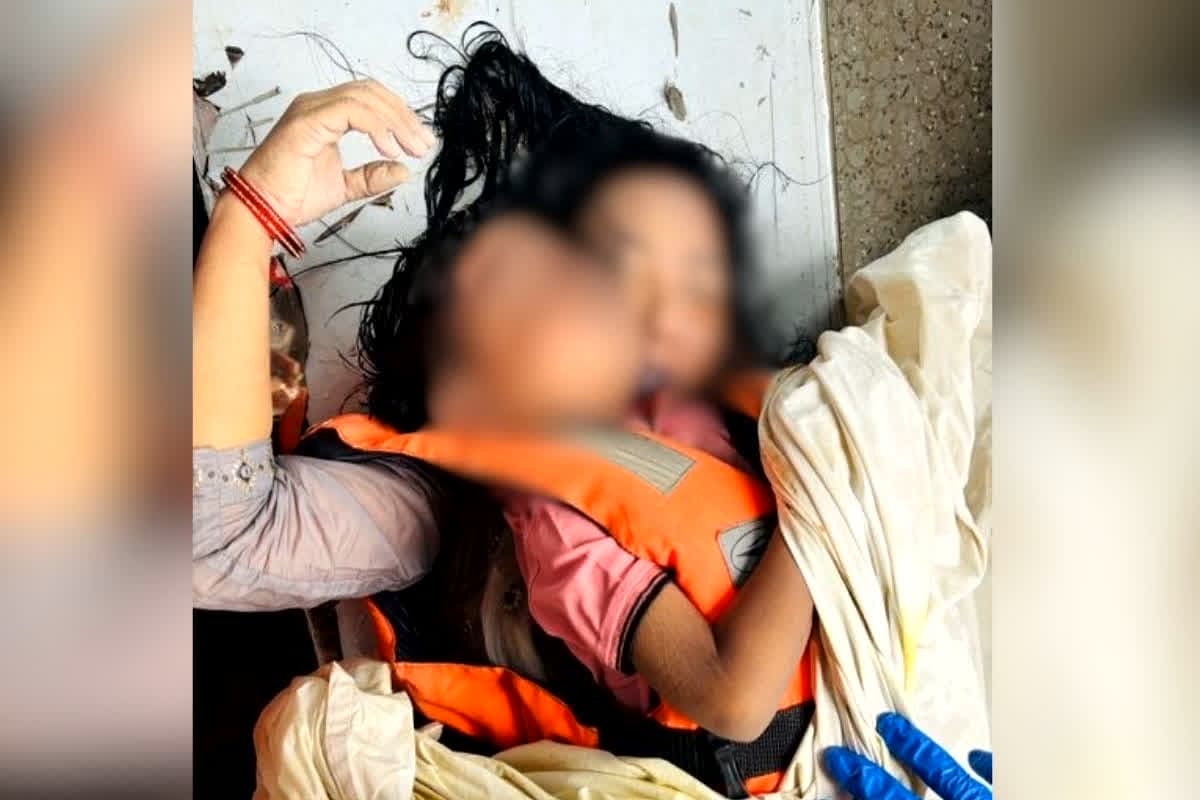 Bargi Dam Cruise Hadsa: सांसें हार गई… जीत गई मां की ममता, मौत के बाद भी मां ने गले से लगाए रखा मासूम बच्चे को, बरगी हादसे की ये तस्वीर देखकर पसीज जाएगा दिल