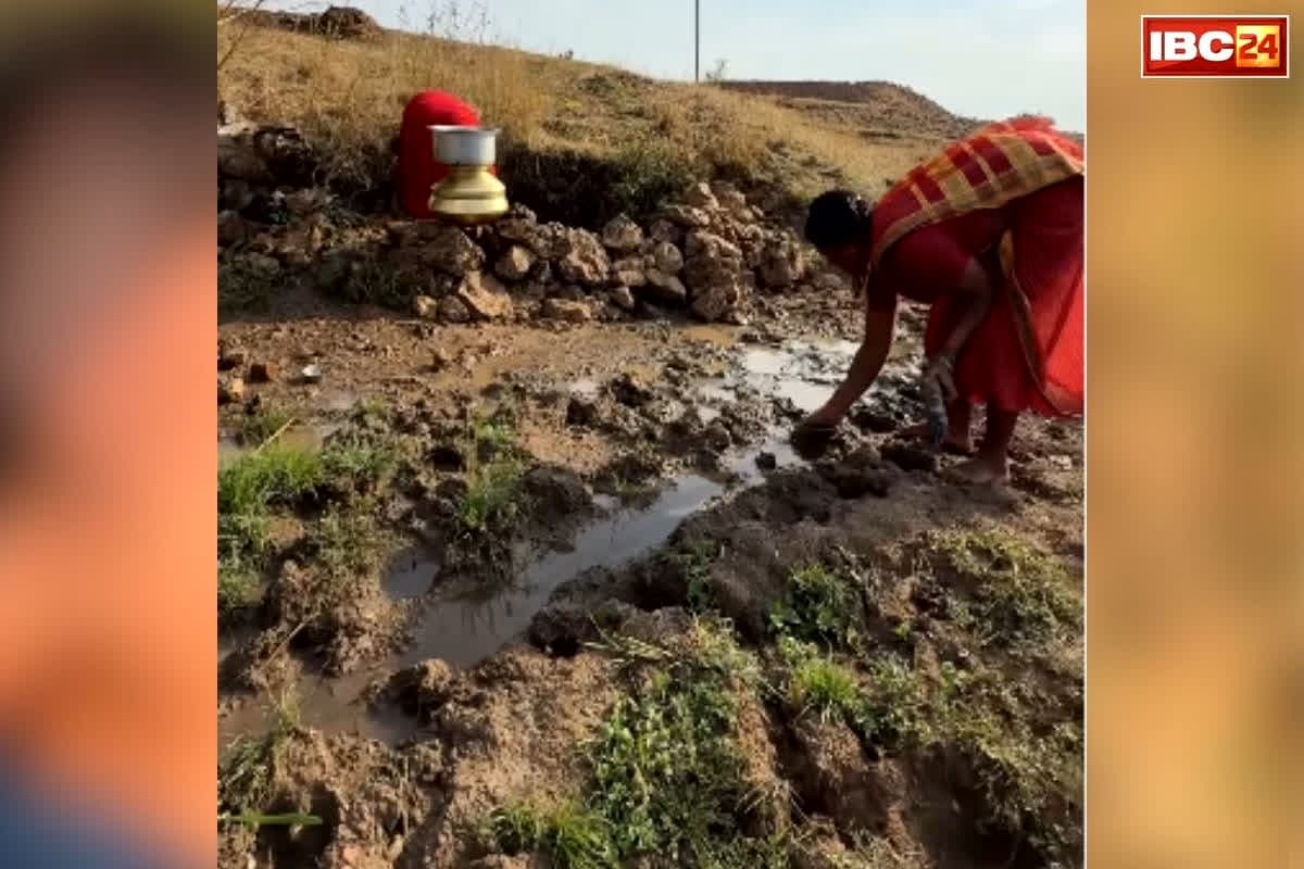 Mandla Dirty Water viral video: इस खतरनाक जगह का पानी पीने को मजबूर हैं गांव वाले, युवक ने लगाई मदद की गुहार, कहा-कलेक्टर साहब आप ये पानी पीकर बताइए