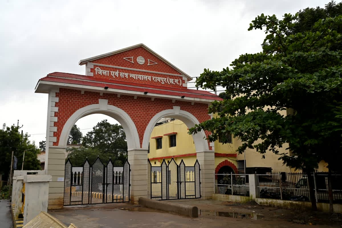 Raipur Crime News: रायपुर कोर्ट में दिनदहाड़े चाकूबाजी की खबर, परिसर में मचा हड़कंप, बड़े भाई ने इस वजह से छोटे भाई पर किया हमला
