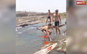 Son River Ghariyal Video Viral: खिलौने की तरह खतरनाक घड़ियाल के साथ युवकों ने की मस्ती, करीब जाकर किया ऐसा स्टंट कि देख दहल जाएगा दिल, वीडियो वायरल