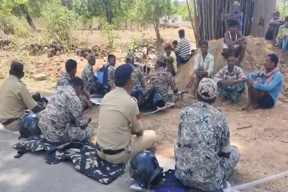 Narayanpur Conversion Controversy: छत्तीसगढ़ के इस गांव में अचानक पहुंचे कई पुलिसकर्मी! ग्रामीणों के फरमान से शुरू हुआ नया विवाद, समझाइश के बाद भी नहीं मान रहे लोग