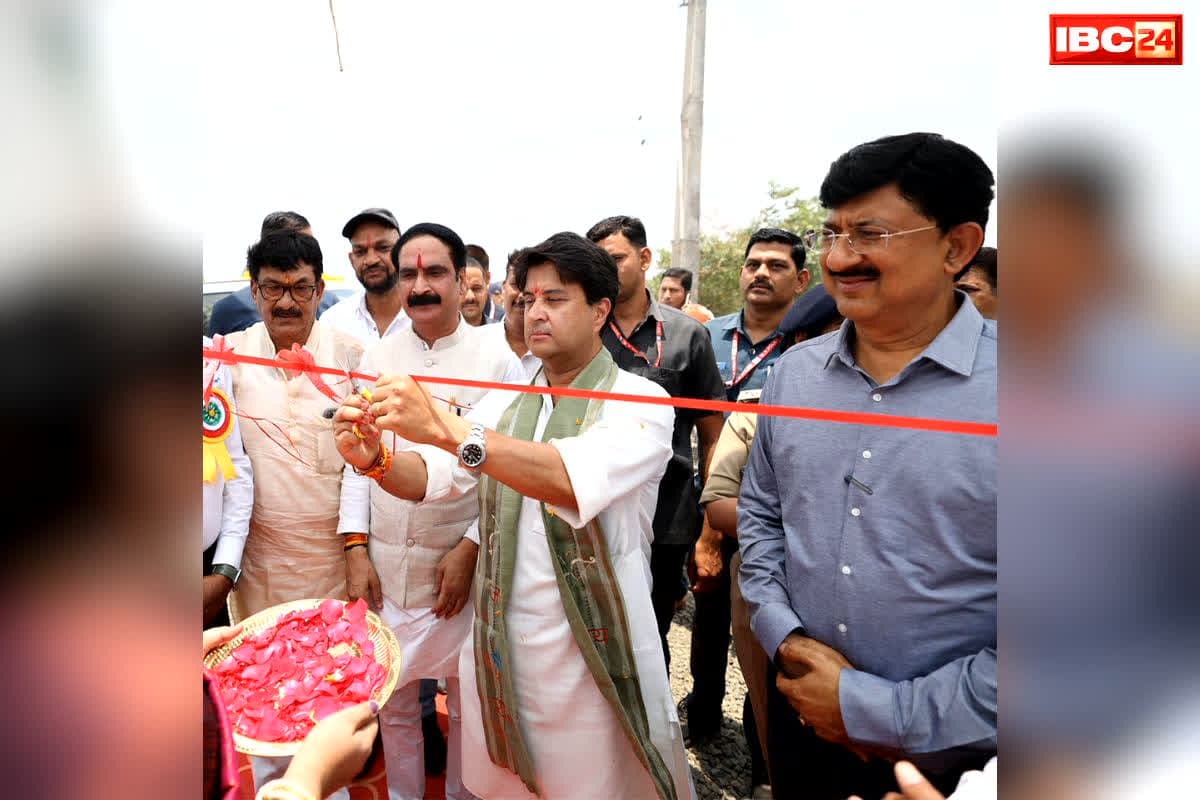 Jyotiraditya scindia inaugurates solar power plant