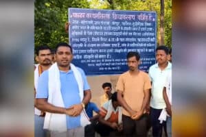Christian Pastors Banned In CG Village : गांव के बाहर टांग दिया बोर्ड, पादरी-पास्टरों के घुसने पर लगा बैन, छत्तीसगढ़ के इस इलाके में धर्मांतरण के खिलाफ फूटा ग्रामीणों का गुस्सा