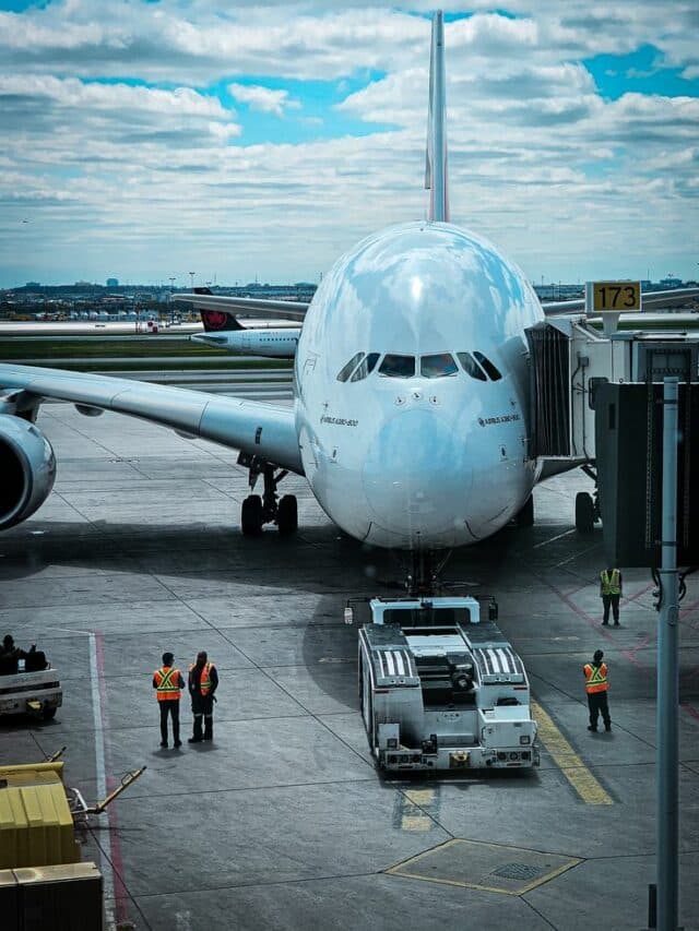 Biggest Airports in India: देश के सबसे बड़े ‘जेवर एयरपोर्ट’ से शुरू हुआ विमानों का कॉमर्शियल ऑपरेशन.. जानें देश के 10 सबसे बड़े एयरपोर्ट्स के नाम और किन राज्यों में है स्थित..