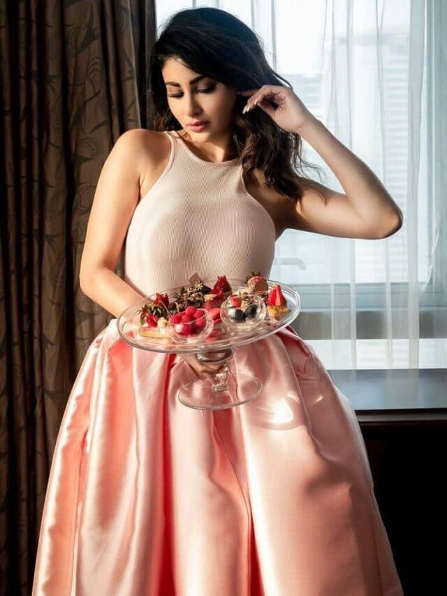 Mouni Roy Hot Pic: बार्बी गर्ल बनी बॉलीवुड की ये एक्ट्रेस, पिंक ड्रेस में दिए शानदार पोज, देखें तस्वीरें