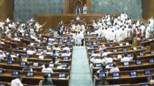 Vande Bharat: मानसून सत्र का आरंभ.. हंगामा प्रचंड! पोस्टर, बैनर लेकर विपक्ष ने किया विरोध प्रदर्शन, क्या शोर-शराबे और हंगामे की भेंट जाएगा सत्र का ज्यादातर वक्त?
