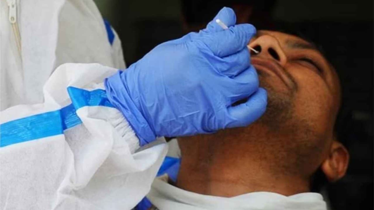 Corona and Swine Flu In Gariaband: प्रदेश के इस जिले में एक साथ मिले कोरोना और स्वाइन फ्लू के इतने मरीज, स्वास्थ्य विभाग में मचा हड़कंप, सभी को किया गया क्वॉरेंटाइन
