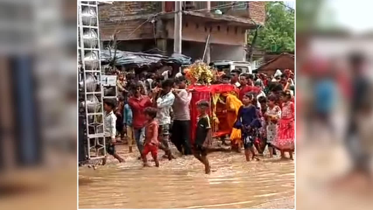 MP Dulhan Vidai Video: घुटनों तक पानी में निकली दुल्हन की डोली, भावुक वीडियो देखकर आपकी भी आंखें हो जाएंगी नम