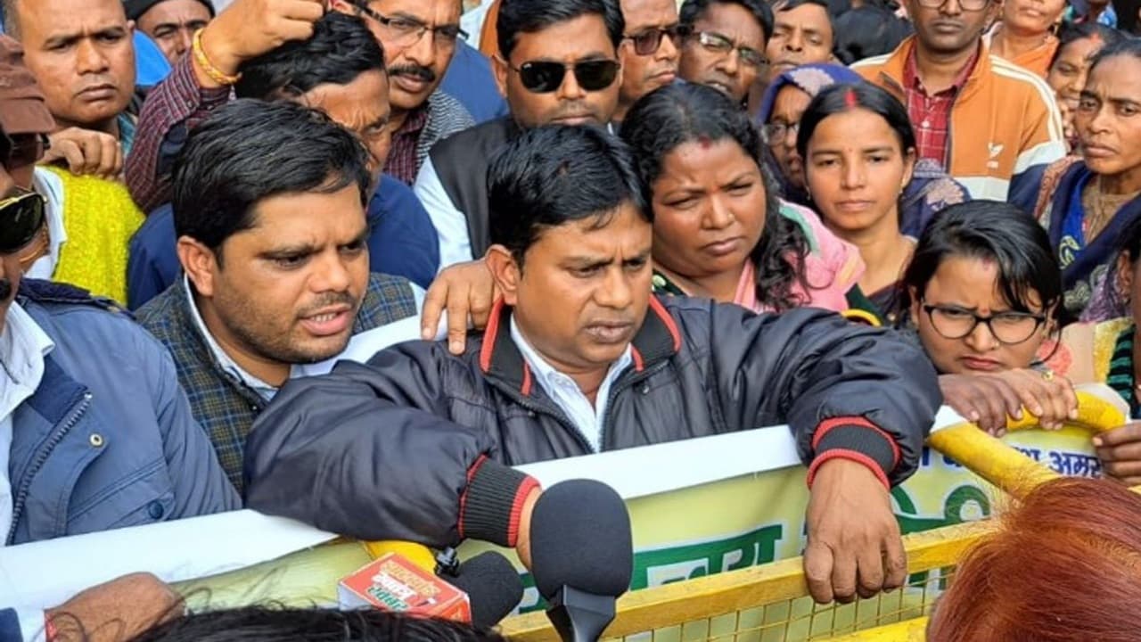 Contract Employees Latest News: इन संविदा कर्मचारियों के लिए खुशखबरी! मिलेगा पेंशन का लाभ, हाईकोर्ट ने दिया बड़ा फैसला