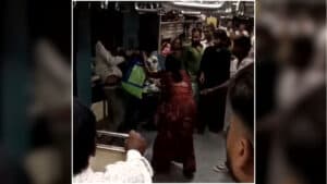 Running Train Fight Video: चलती ट्रेन में ही शुरू हो गए दो यात्री, देखते ही देखते मचा हड़कंप, खौफनाक वीडियो देख आप भी रह जाएंगे दंग