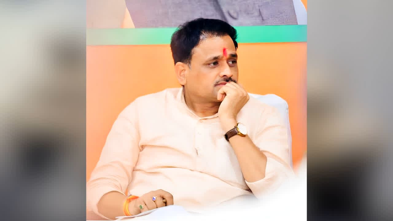 Datia By Election Candidate Ashutosh Tiwari : BJP उम्मीदवार बनते ही आशुतोष तिवारी का बड़ा बयान! नरोत्तम मिश्रा को लेकर कही ऐसी बात, दतिया की सियासत में मची हलचल