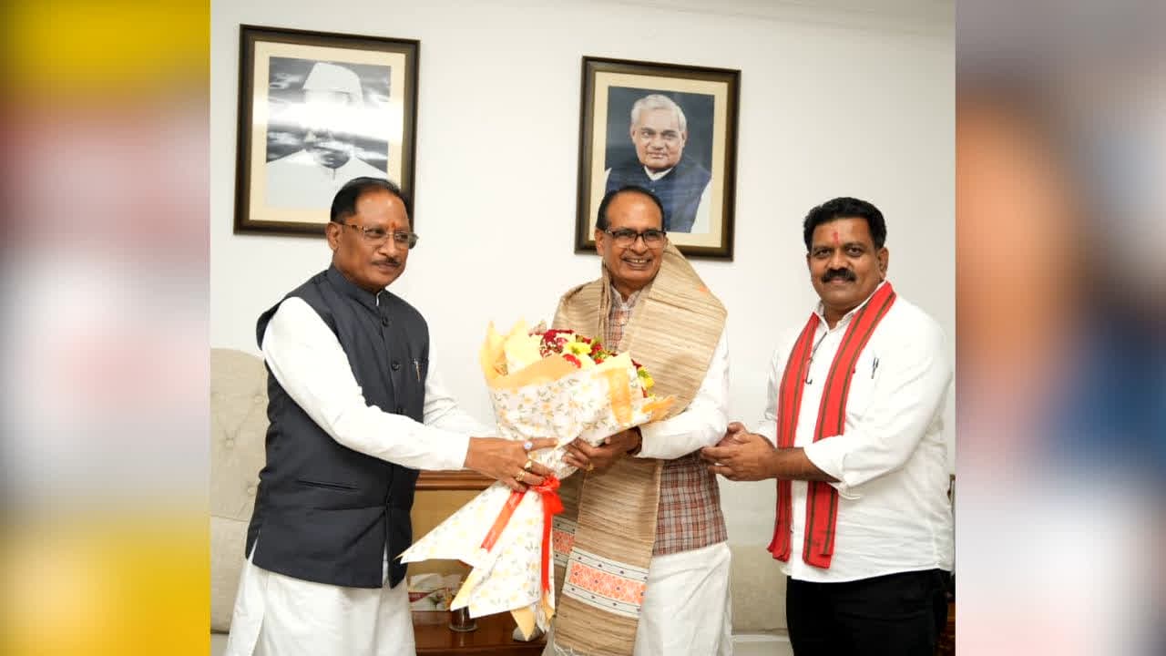 CM Sai Meet Shivraj Singh Chouhan : बस्तर के लिए CM साय की बड़ी पहल! केंद्र से मांगी अरुणाचल जैसी खास सुविधा, सड़कों पर आया बड़ा अपडेट