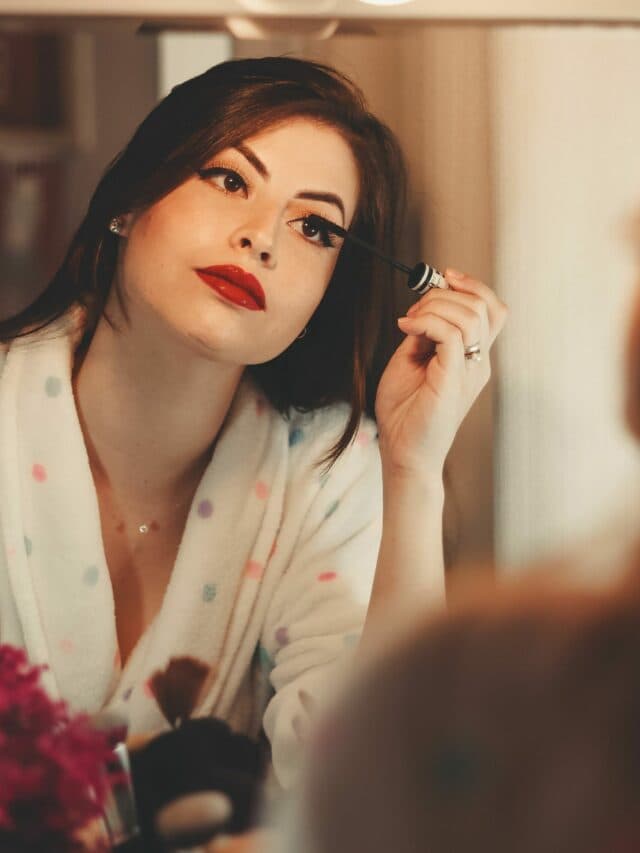 Makeup Side Effects: रातभर मेकअप लगाकर सोते हैं? जानिए आपकी स्किन के साथ क्या-क्या हो सकता है