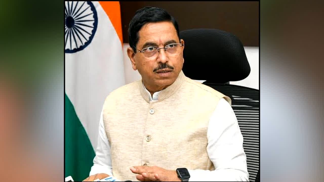 Prahlad Joshi New Union Education Minister : 5 बार के सांसद, RSS से गहरा जुड़ाव… जानिए कौन हैं मोदी सरकार के नए Education Minister, जो संभालेंगे शिक्षा मंत्रालय की कमान