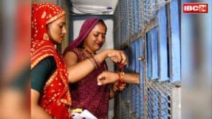 Ambikapur Jail Raksha Bandhan: कैदी भाइयों की कलाइयों में रक्षासूत्र बांधने जेल पहुंची बहनें.. भावुक हुआ माहौल तो रो पड़े बंदी भाई, देखें वीडियो