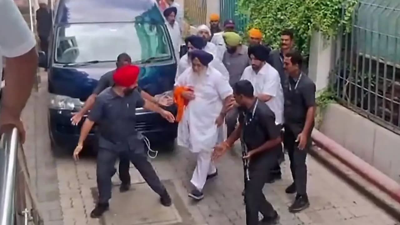 Attack on Sukhbir Singh Badal: पूर्व डिप्टी सीएम पर इस इलाके में जानलेवा हमला! बदमाशों ने दिनदहाड़े कृपाण से किया वार, PSO को भी आई गंभीर चोटें