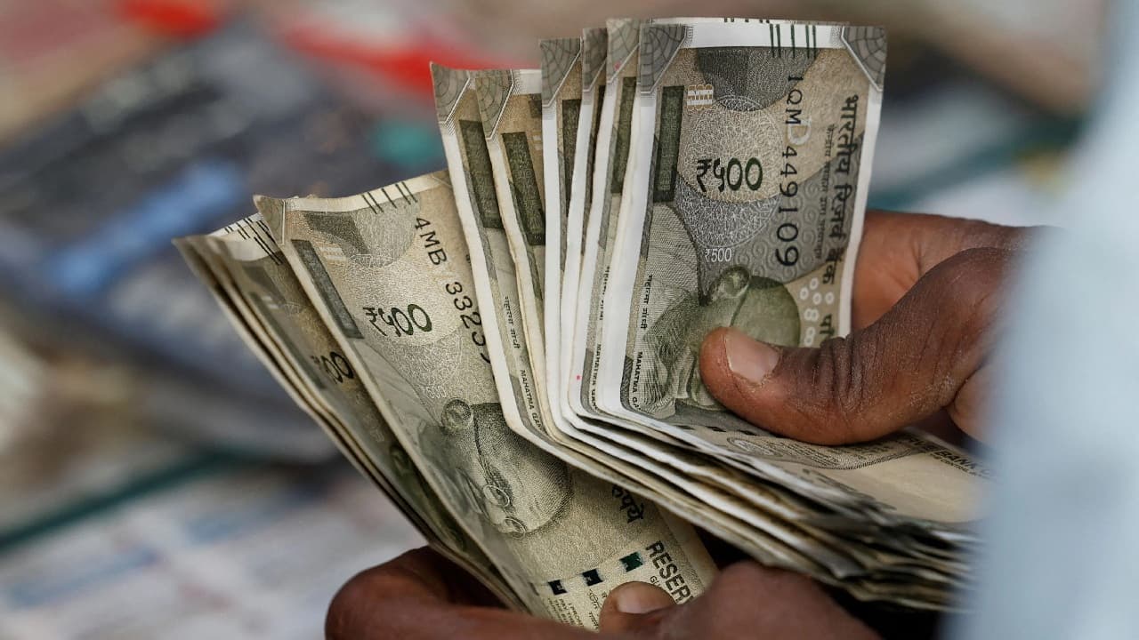 New Salary Date: 15 दिन पहले ही सरकारी कर्मचारियों को मिलेगा वेतन! पेंशनरों के खातों में भी पहुंचेगा पैसा, इस वजह से पहले जारी होगी सैलरी