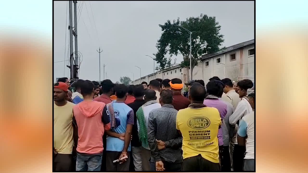 Dhamtari Funeral Dispute : रास्ते पर बैरिकेटिंग, 5 घंटे चला विवाद!.. ग्रामीण बोले- हम नहीं करने देंगे महिला का अंतिम संस्कार, जानिए क्यों नाराज थे लोग