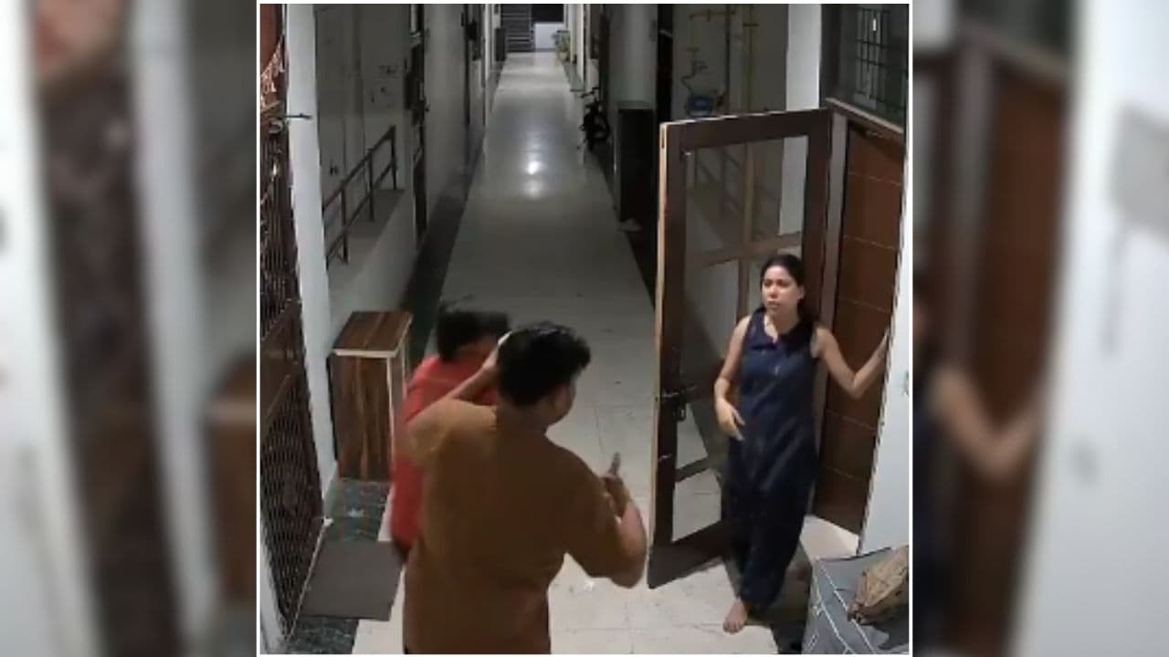 Delivery Boy 3-Minute Viral Video: डिलीवरी देने गया था युवक, फ्लैट में बंद कर पति पत्नी ने किया हैवानियत, 3 मिनट का वीडियो हो रहा वायरल /image: X