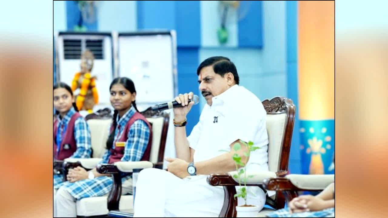 CM Mohan Yadav News : ‘मास्टर ट्रेनर’ बने CM मोहन यादव! छात्राओं को सिखाया सफलता का फॉर्मूला, ChatGPT को लेकर भी दी खास सलाह