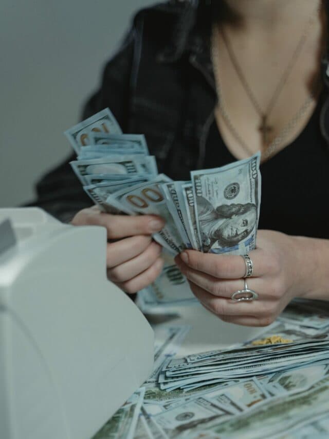 How To Get Rich in One Month: जल्दी अमीर बनने के लिए अपनाएं ये आसान तरीके