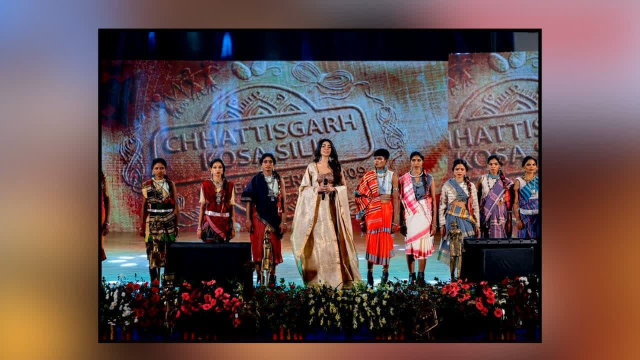Raipur Ex-Naxal Women Ramp Walk : Gun से Glamour तक! कोसा सिल्क में रैंप पर उतरीं पूर्व महिला माओवादी, दिखी जिंदगी की नई तस्वीर