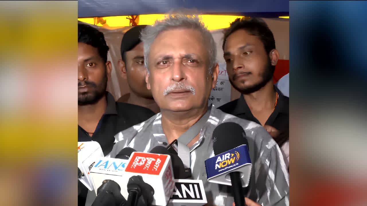 Piyush Mishra At Ranchi Protest : ‘आरंभ है प्रचंड…’ से गूंजा धरना स्थल! छात्रों के बीच पहुंचे पीयूष मिश्रा, बोले- इनका दर्द देखा नहीं गया