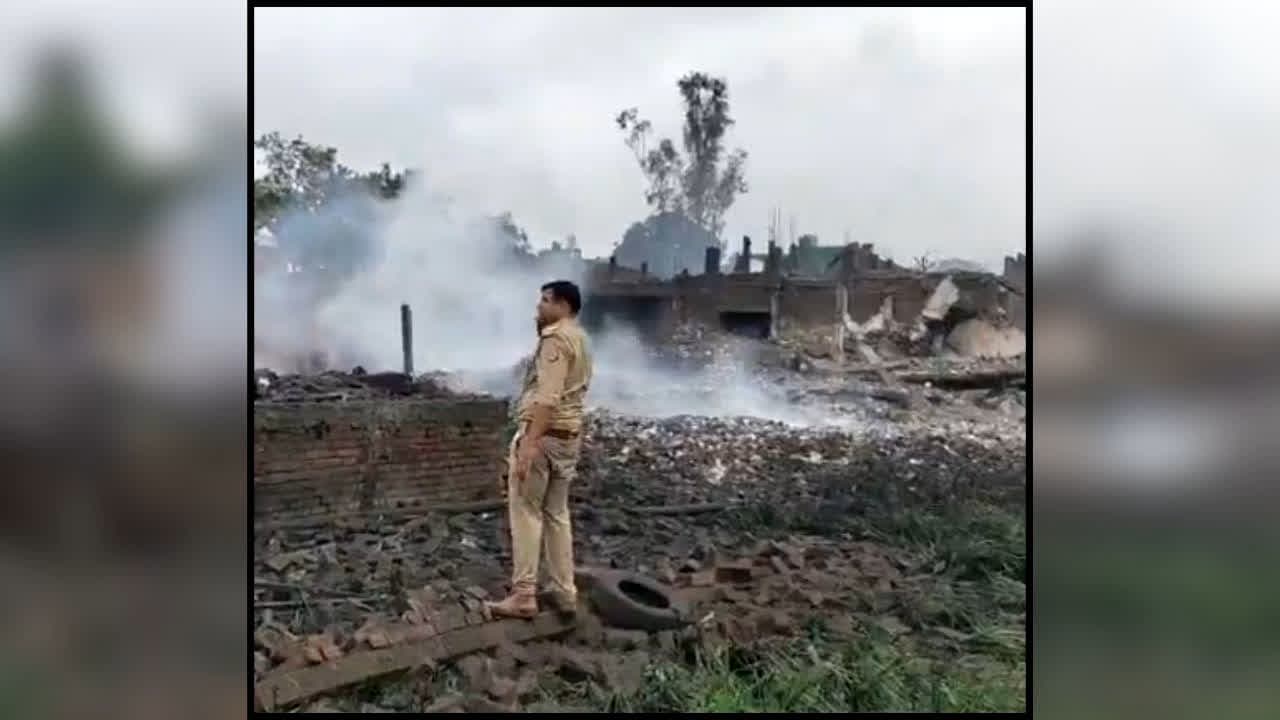 Prayagraj Firecracker Factory Blast : बारूद का भयानक खेल! यहाँ के पटाखा फैक्ट्री में भीषण धमाका! 8 मासूम बच्चों समेत 11 की मौत, कई मकान जमींदोज