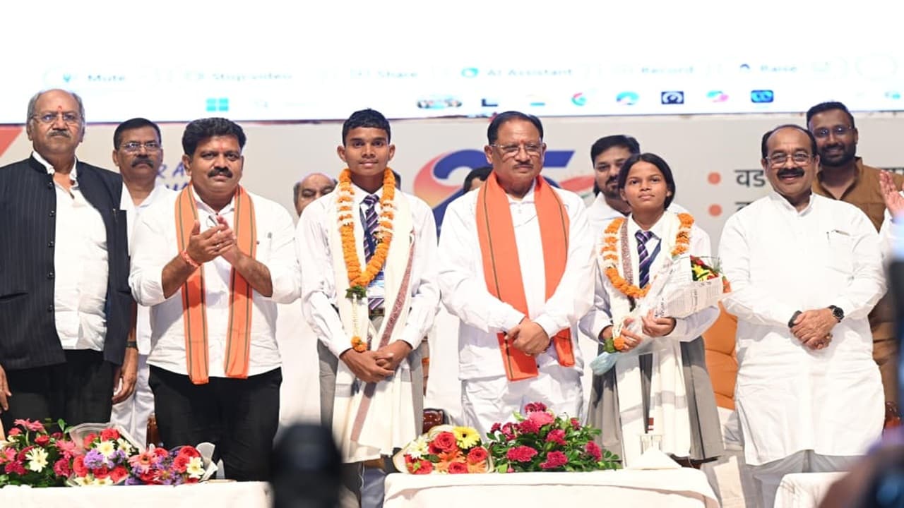 CG News: सेवा संकल्प यात्रा एवं युवा संवाद कार्यक्रम में हुए शामिल मुख्यमंत्री साय, कहा- बस्तर के बच्चों की आंखों में अब उज्ज्वल भविष्य के सपने
