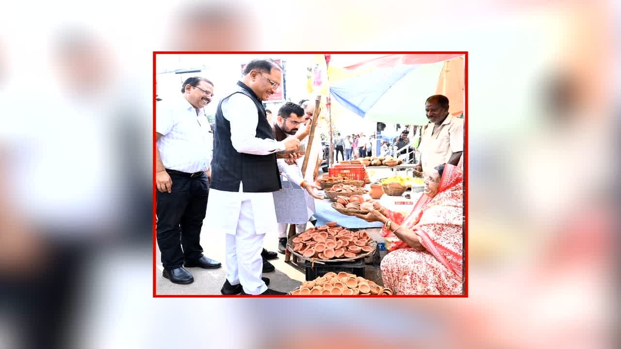 CM Vishnu Deo Sai News: सीएम को देखकर खुशी से खिल उठा बुजुर्ग मीरा का चेहरा, मुख्यमंत्री साय ने खरीदा ‘आशीर्वाद का दीया’, महिला से की आत्मीय बातचीत