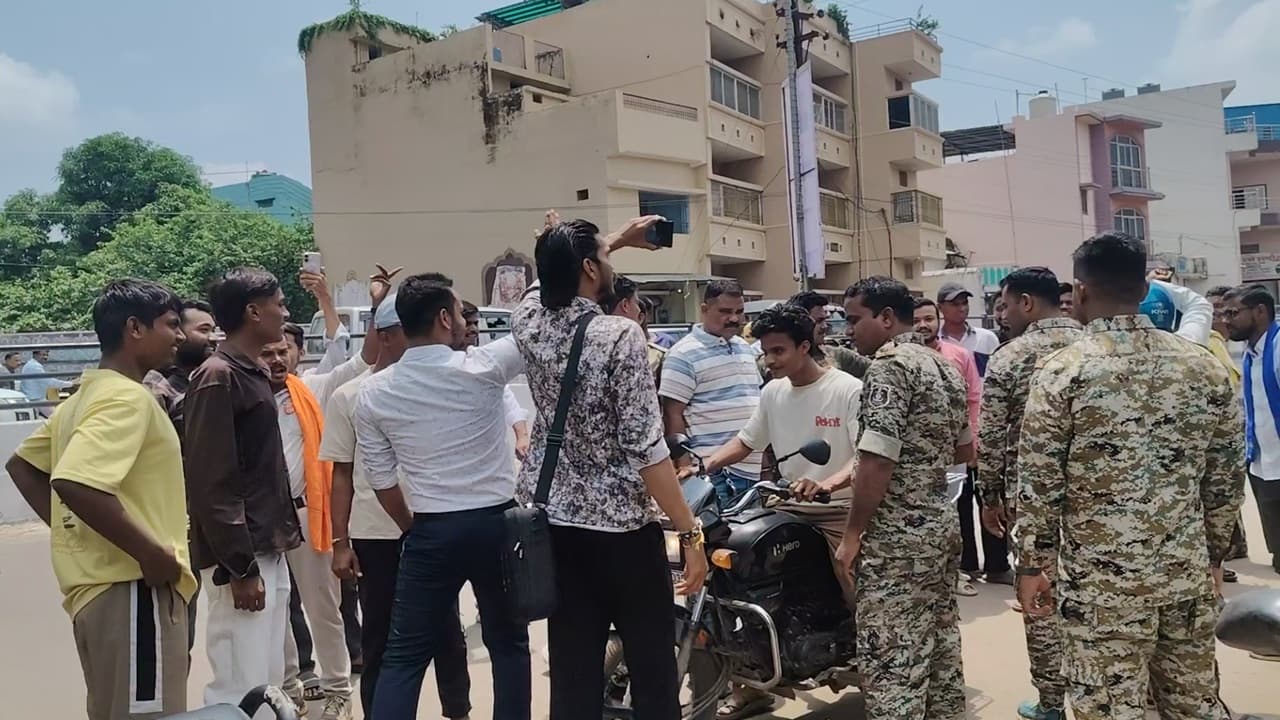 Dhamtari News: छत्तीसगढ़ में नहीं थम रहा धर्मांतरण का खेल! इस जिले में चंगाई सभा की आड़ में धर्म परिवर्तन कराने का आरोप, हिंदू संगठनों ने किया हंगामा