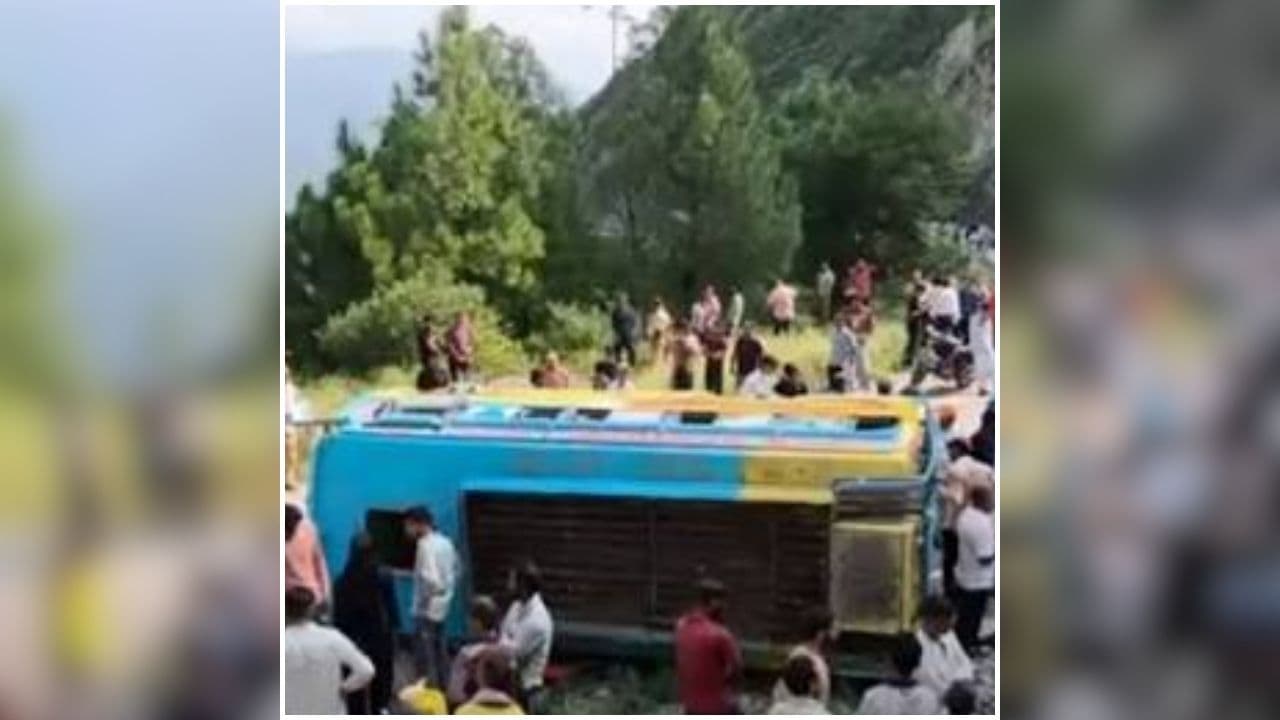 Jammu Road Accident: सड़क पर मची अफरातफरी, देखते ही देखते बदल गया पूरा मंजर, दो लोगों की मौत से मचा हड़कंप